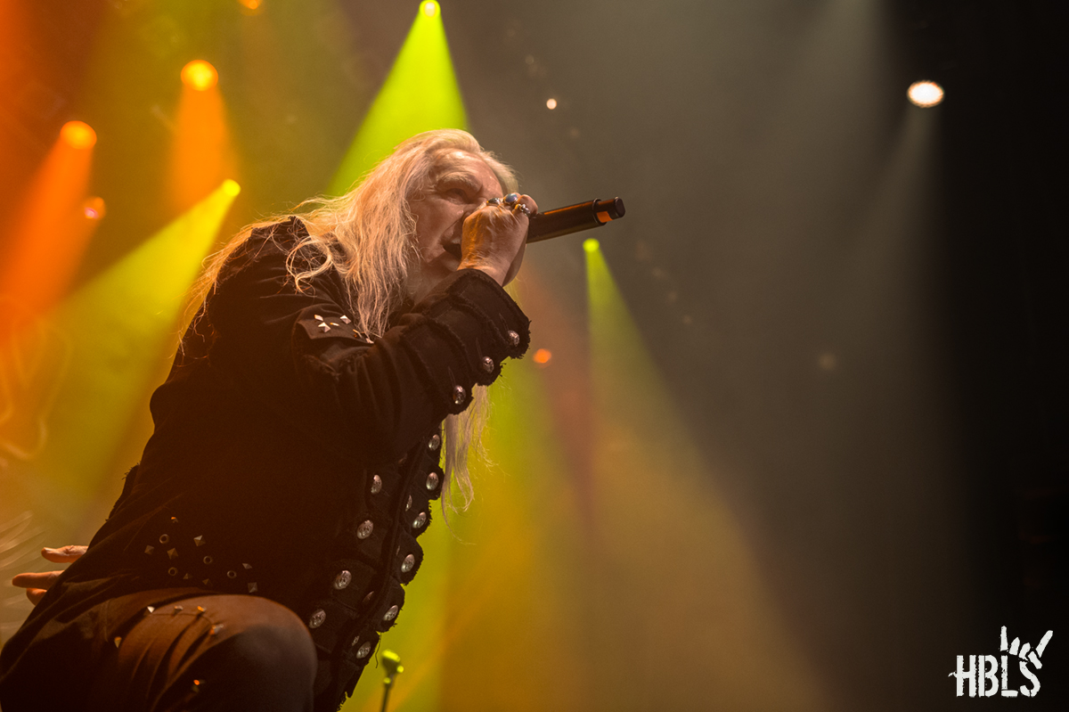 Vocalista do Saxon, Biff Byford divulga o álbum solo School of Hard Knocks